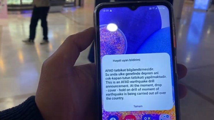 Bodrum'da 'Çök, Kapan, Tutun' hareketiyle deprem tatbikatı yapıldı