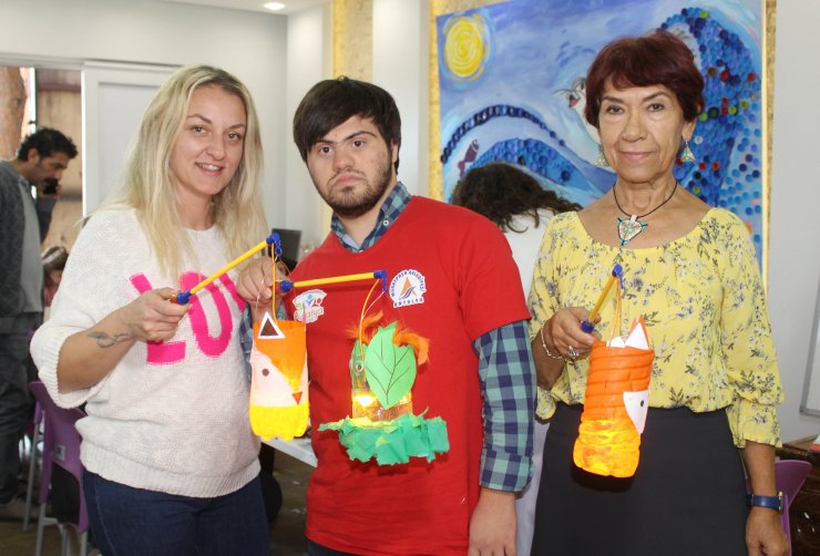 Özel bireyler yaptıkları fenerlerle yürüdü
