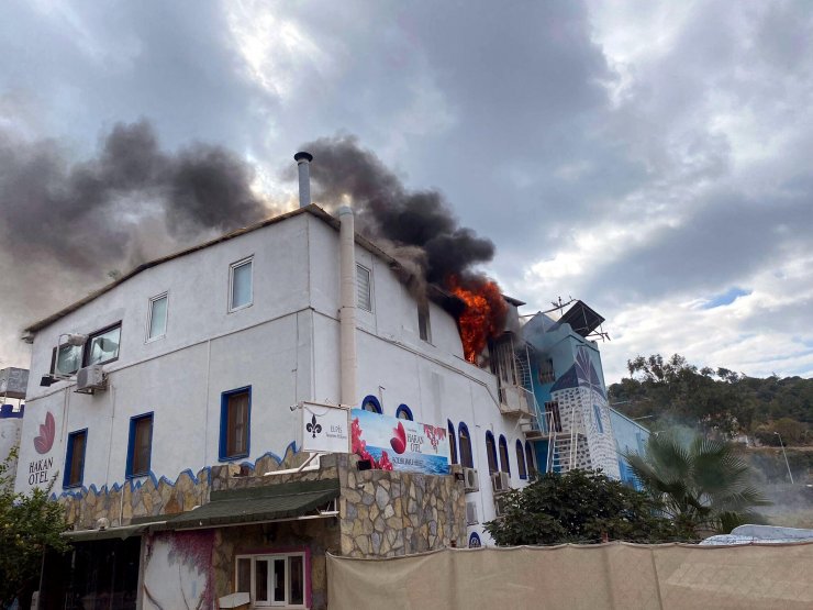 Bodrum'da otelin çatı katında yangın