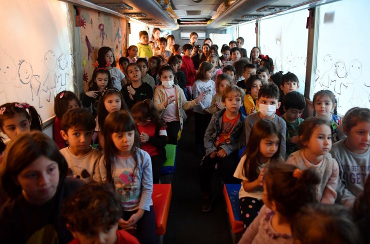 Çocuklar Tiyatro Otobüsü'nü sevdi