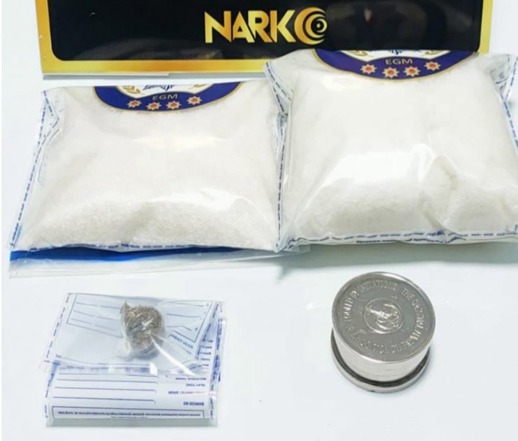 Dedektör köpek Milon, araç zulasında 1 kilo uyuşturucu buldu