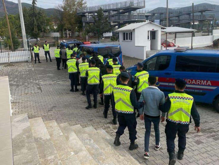 Fethiye'de 58 kaçak göçmen yakalandı, 10 organizatör tutuklandı
