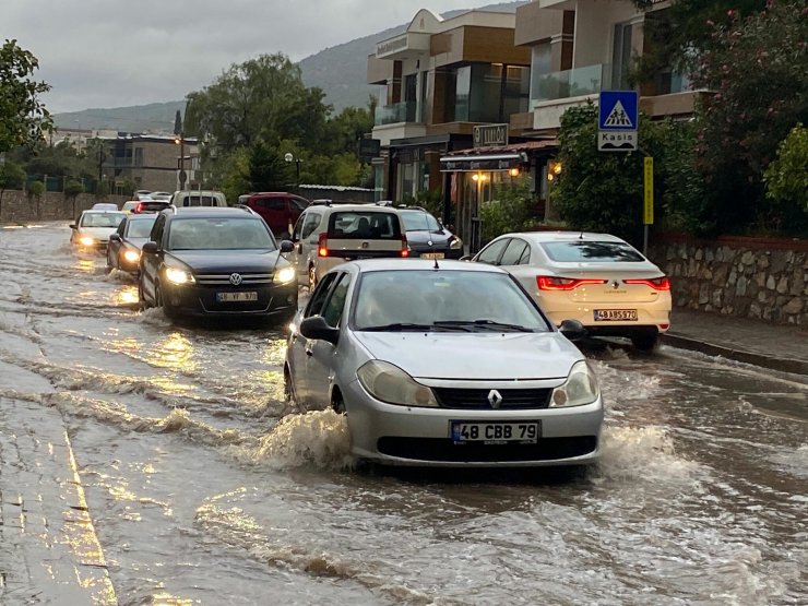 Bodrum'da sağanak hayatı olumsuz etkiledi