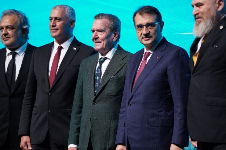 Eski Almanya Başbakanı Schröder: Türkiye, Avrupa'ya gaz tedarikinde önemli rol oynuyor