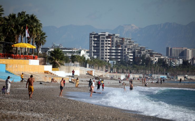 Antalya'da tatilciler denize girip güneşlendi