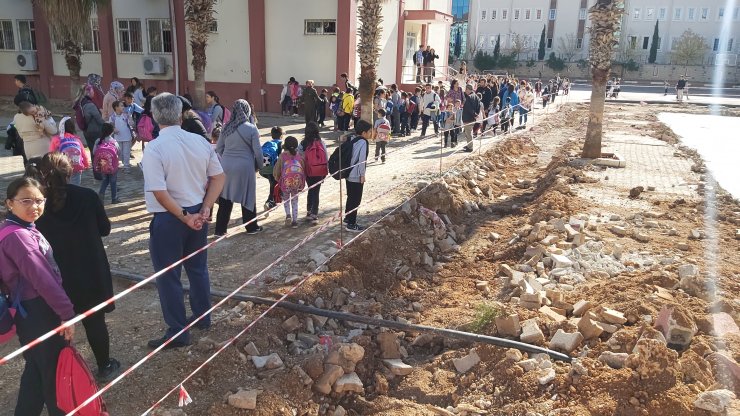Döşemealtı'nda okul bahçesindeki 'tedbirsiz' inşaat durduruldu