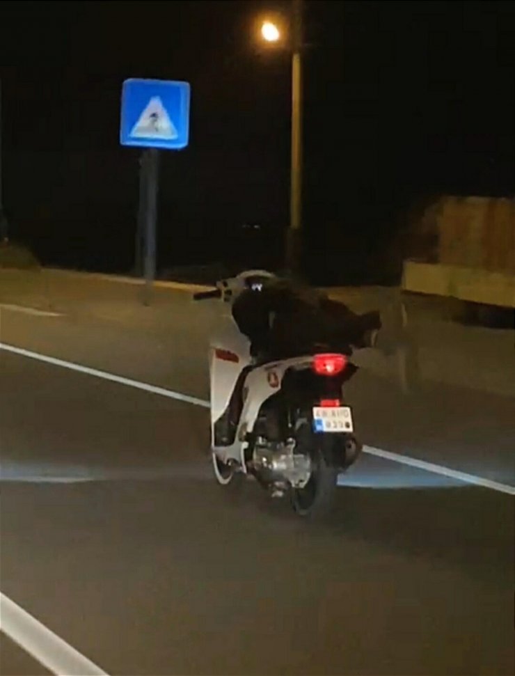 Motosiklet sürücüsünün tehlikeli yolculuğu kamerada