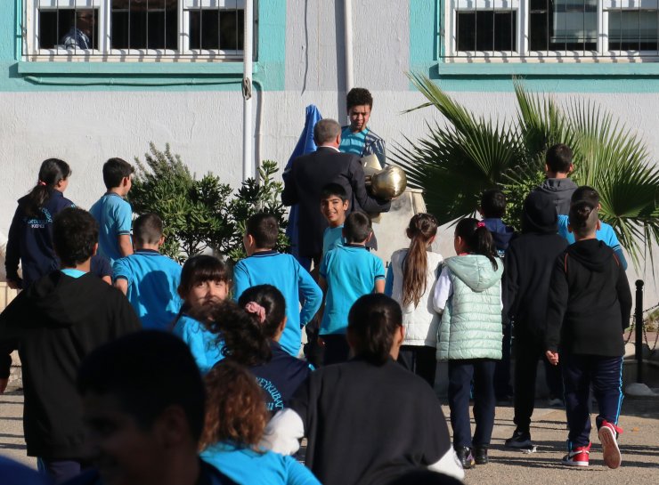 Okul bahçesindeki Atatürk büstünü kırdılar
