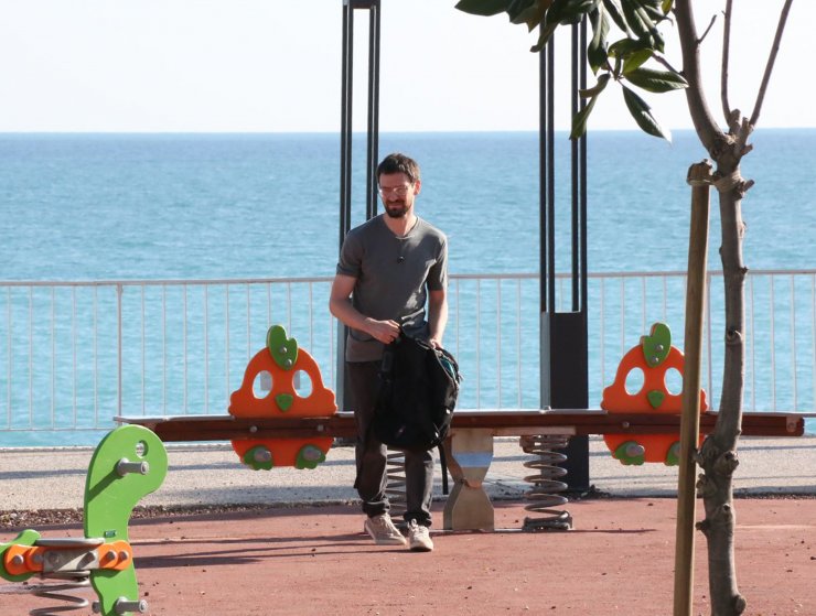 Turistin unuttuğu çanta polisi alarma geçirdi