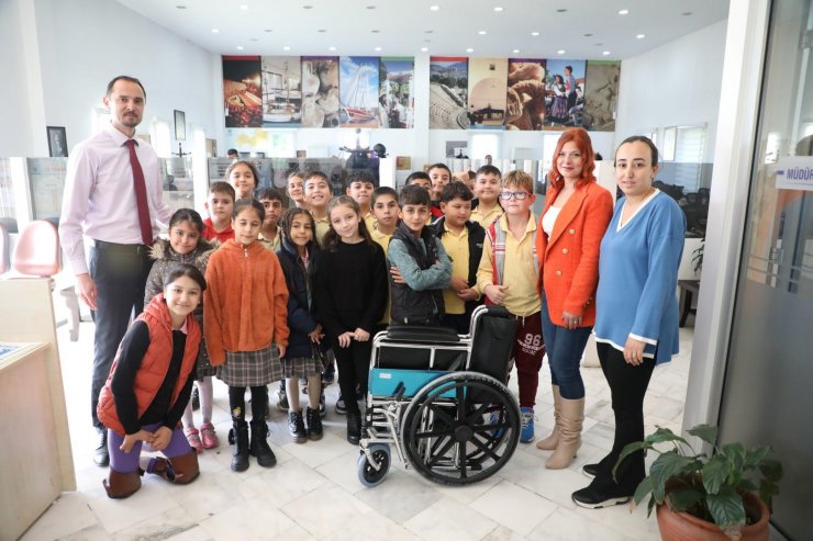 Bodrum'da öğrenciler kendi birikimiyle tekerlekli sandalye aldı