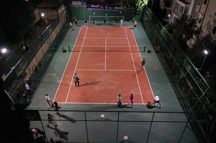 Kaş Belediyesi'nin tenis kurslarına büyük ilgi