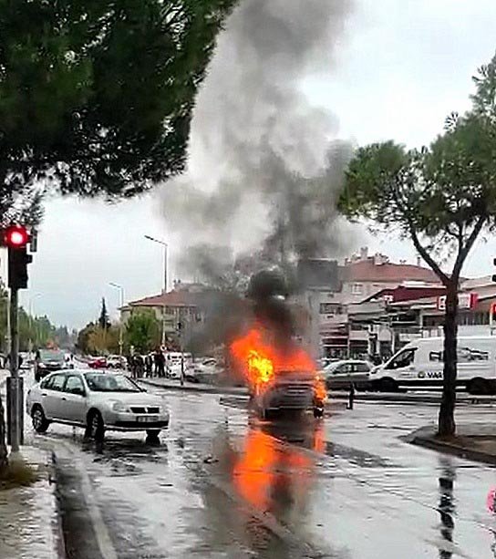 Muğla'da seyir halindeki otomobil, alev alev yandı