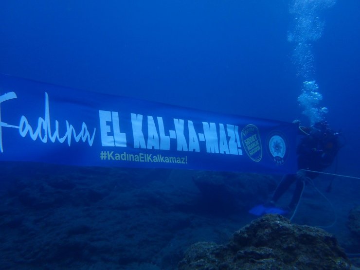 Bodrum'da polisten deniz dibinde kadına şiddete karşı farkındalık için pankart