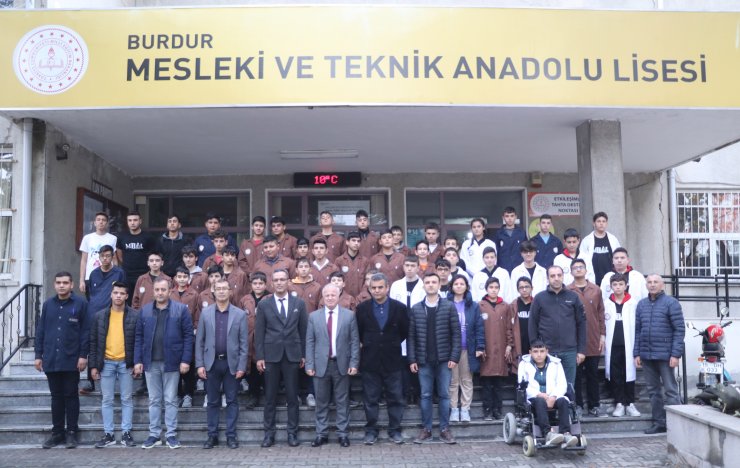 Burdur MTAL öğrencileri önlük giydi
