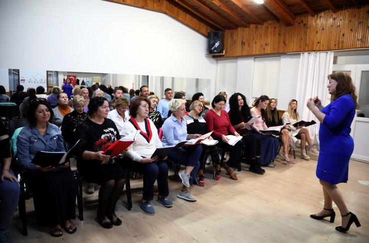 Yerleşik yabancılar, Türkçe öğrenmek için müzik korosu kurdu