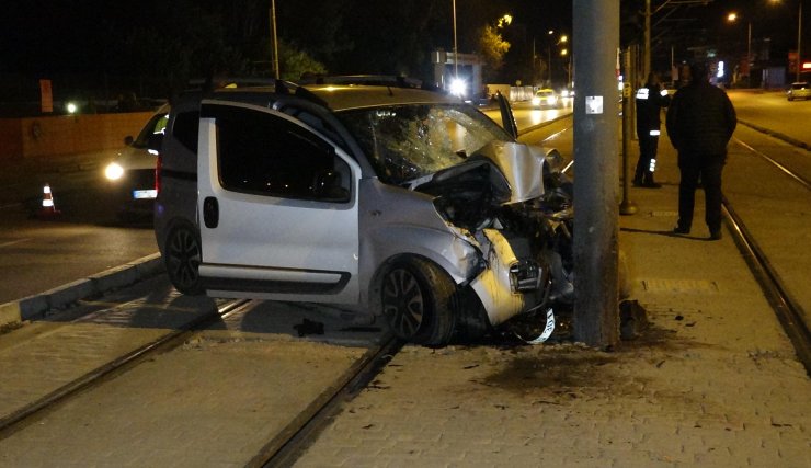 Hafif ticari araç otomobile ve elektrik direğine çarptı; 1 ölü, 3 yaralı