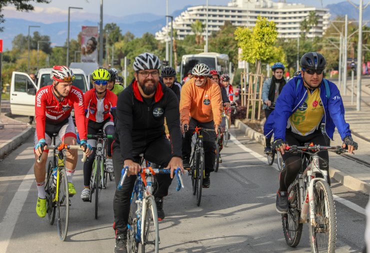 Kadına şiddete dikkati çekmek için pedal çevirdiler