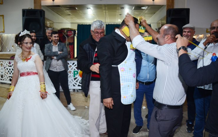 Arkadaşları damada 'bulaşık seti' taktı