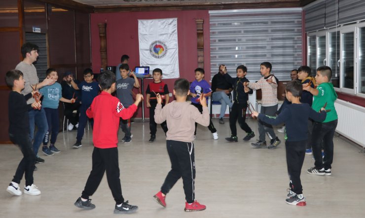 Babalar ve oğullar yöresel oyunları oynuyor