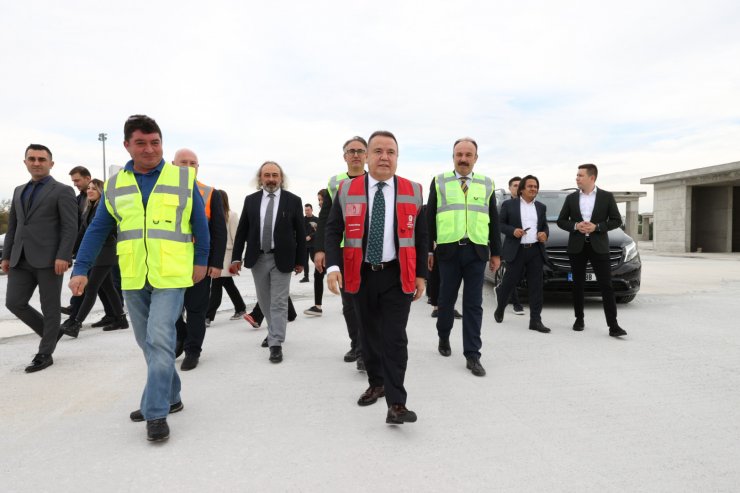 Başkan Böcek, Akdeniz Üniversitesi Katlı Otopark Projesi'ni inceledi