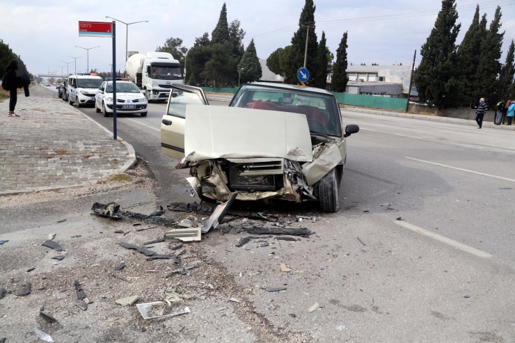 Otomobil ile öğrenci servisi çarpıştı: 2 yaralı