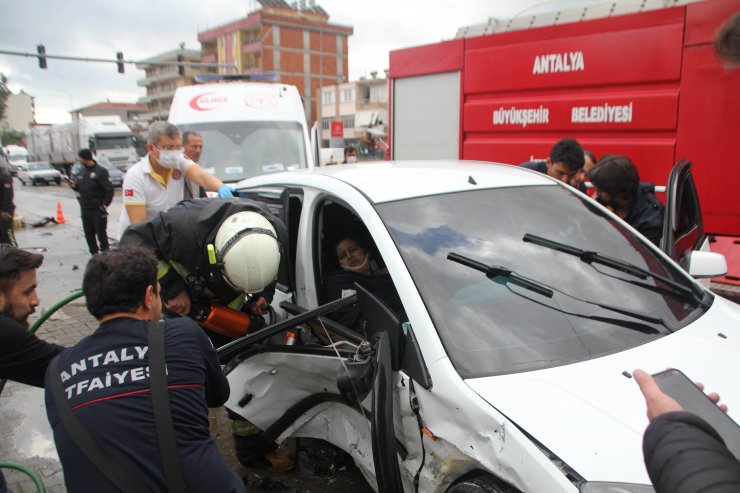 Antalya'da otomobiller çarpıştı: 1'i çocuk 5 yaralı