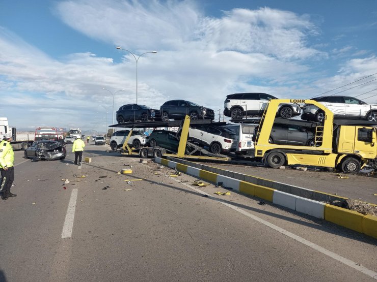 TIR ile otomobil çarpıştı