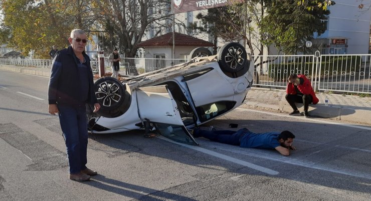 Direğe çarpan otomobil takla attı