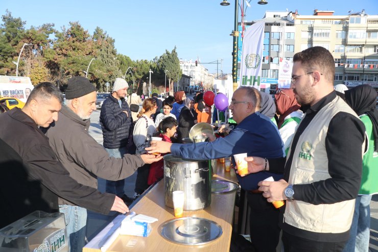 İHH gönüllüsü gençler için çorba dağıtıldı