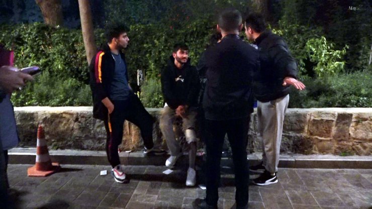 Antalya'da bıçaklı 'yan bakma' kavgası: 4 yaralı