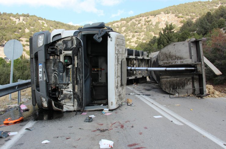 Bucak'ta TIR devrildi: 1 yaralı