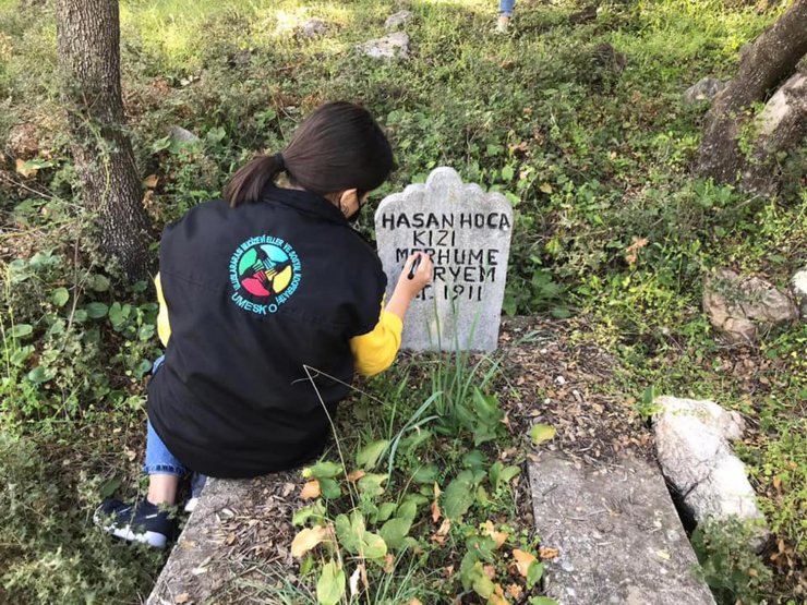 Yazısı kaybolan mezar taşlarını boyadılar