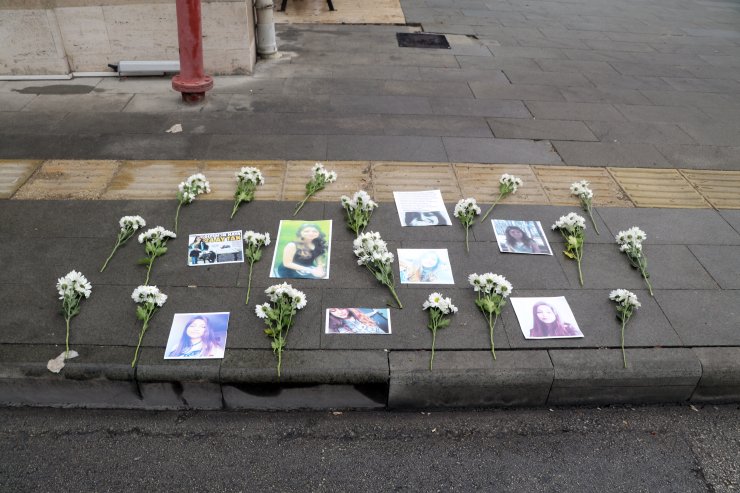 Üniversiteli Gizem, kazada öldüğü yere 19 çiçek ve fotoğrafları koyularak anıldı
