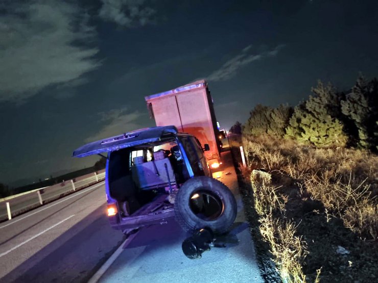 TIR, patlayan lastiği tamir edenlere çarptı: 2 ölü
