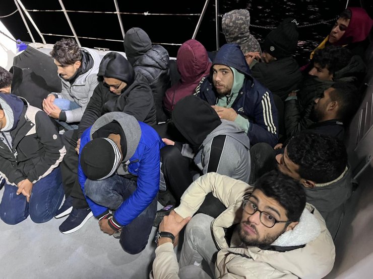 Bodrum açıklarında Yunan unsurlarının ittiği 13 kaçak göçmen kurtarıldı