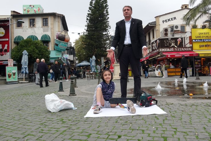 Kızı Özge'nin kesilen bacağı için motorlu testereyle eylem yaptı