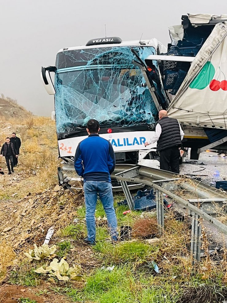 Otobüs, TIR'a arkadan çarptı: 9 yaralı