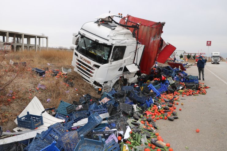 Sebze yüklü TIR devrildi: 1 yaralı