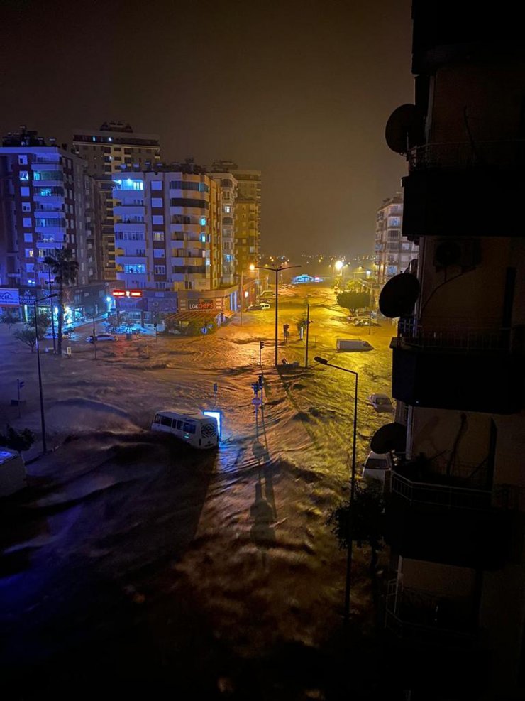 Antalya’nın iki ilçesinde sel felaketi (1)