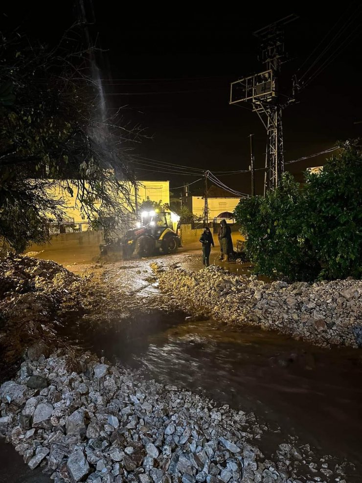 Antalya'nın iki ilçesinde sel felaketi; otomobiller sürüklendi, seralar su altında kaldı (4)