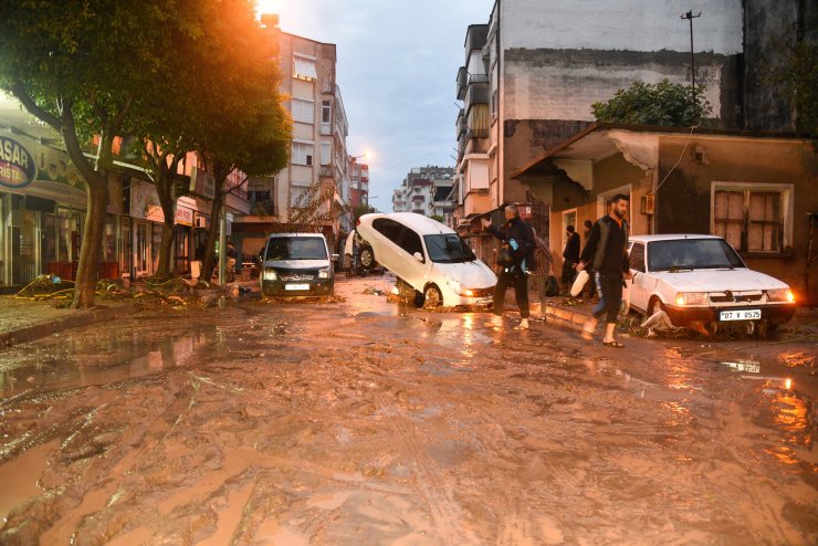 Antalya'nın iki ilçesinde sel felaketi; otomobiller sürüklendi, seralar su altında kaldı (5)