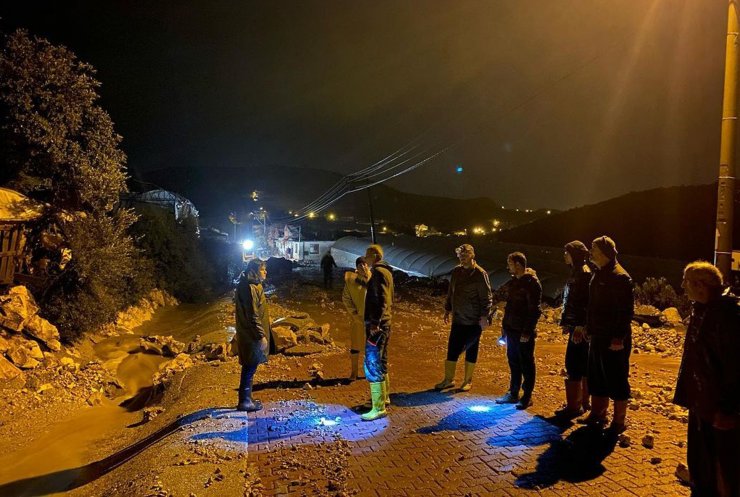 Antalya'nın iki ilçesinde sel felaketi; otomobiller sürüklendi, seralar su altında kaldı (6)