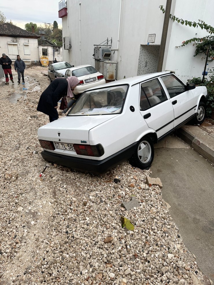 Antalya'nın iki ilçesinde sel felaketi; otomobiller sürüklendi, seralar su altında kaldı (8)