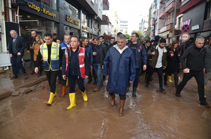Antalya'nın iki ilçesinde sel felaketi; otomobiller sürüklendi, seralar su altında kaldı (10)