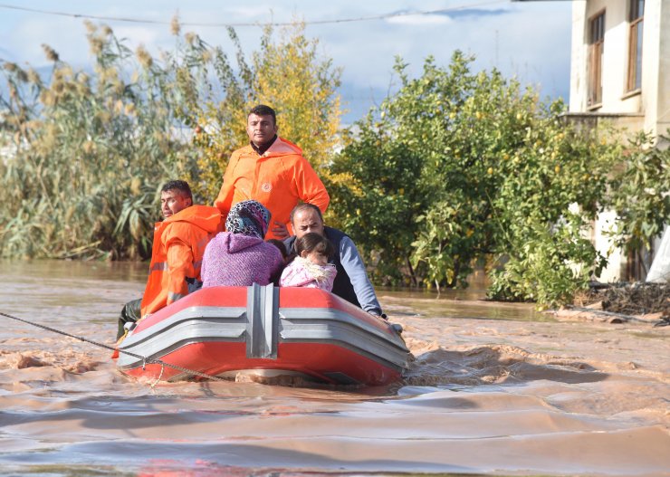 Antalya'nın iki ilçesinde sel felaketi; otomobiller sürüklendi, seralar su altında kaldı (11)