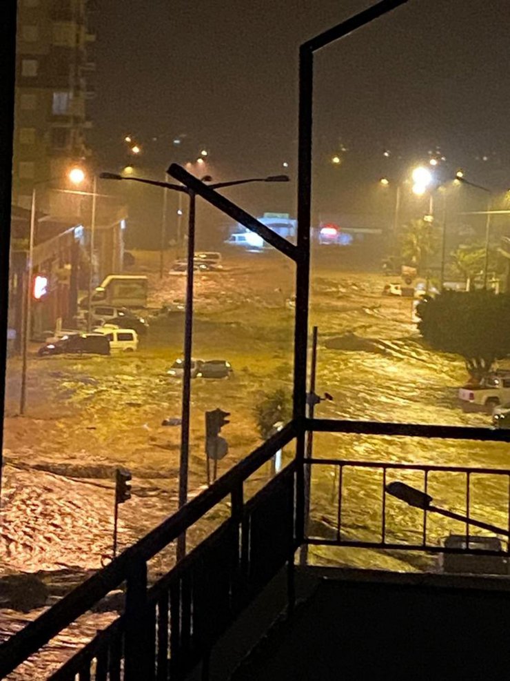 Antalya’nın iki ilçesinde sel felaketi; otomobiller sürüklendi, seralar su altında kaldı (2)- Yeniden