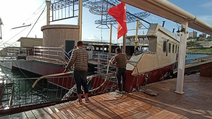 Bodrum'daki sağanak ve fırtınada karaya vuran yüzen disko için su tahliyesi başlatıldı
