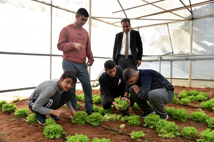 Özel öğrencilere okul bahçesinde doğayla iç içe eğitim