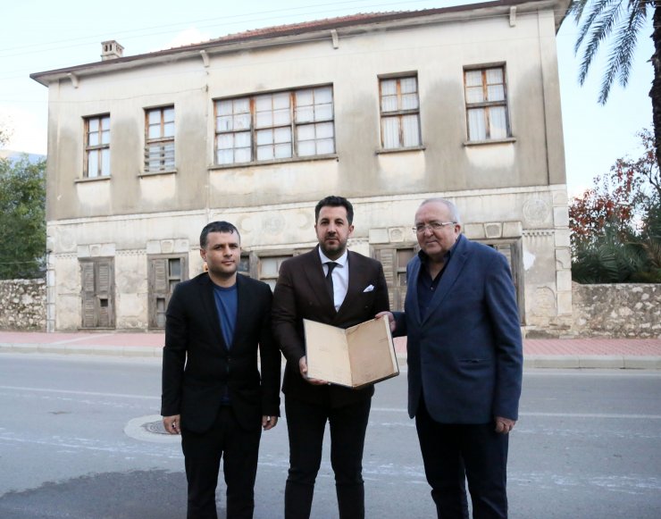 200 yıllık evin çatısından Osmanlıca kayıt defteri çıktı
