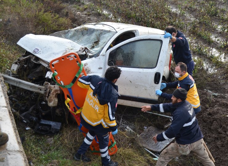 Araç şarampole devrildi, sürücü yaralandı